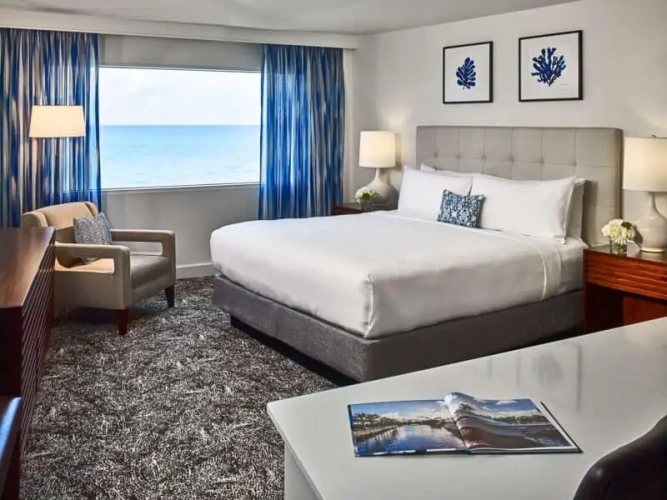 Deluxe Ocean Curve Accessible Double room