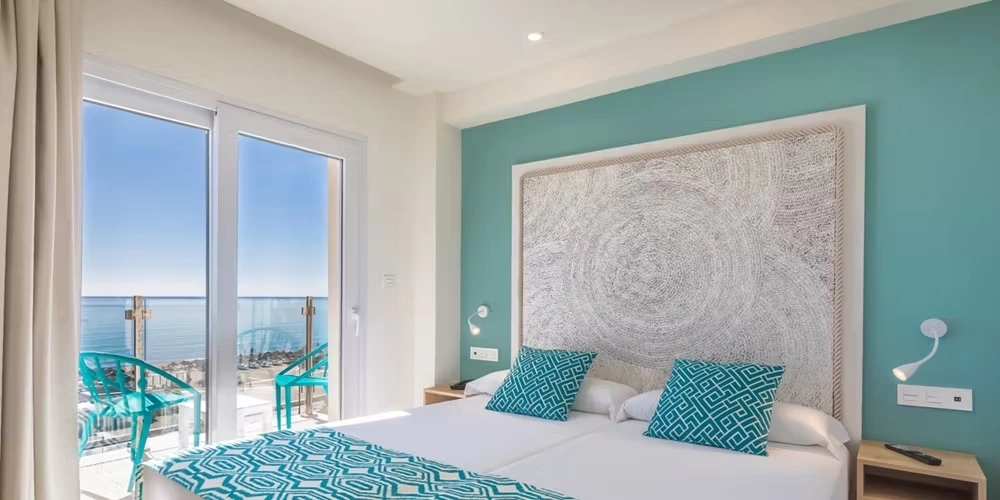 Twin room with sea view