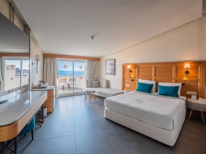 Superior Twin room with balcony and with partial sea view