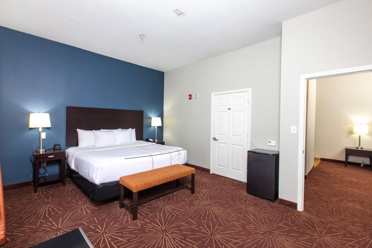 1 Bedroom Mobility/Hearing Accessible Double Suite