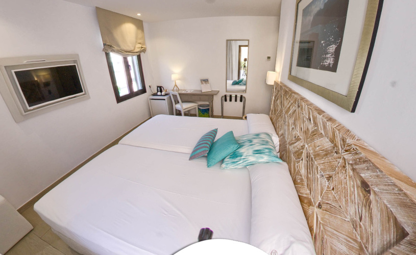 Twin room with balcony and with sea view