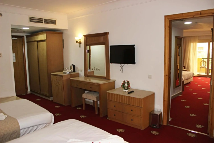 Deluxe Twin Junior Suite with Pyramids View