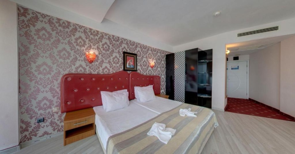 Standard Twin room with balcony and with park view