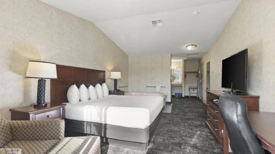 Soaking Tub Double room with balcony and Estuary View