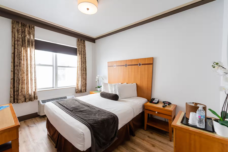 Double room with partial ocean view