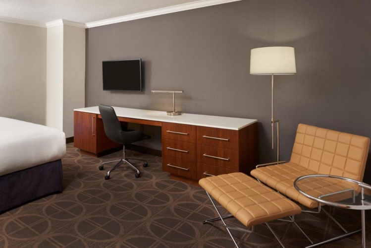 Hilton Toronto Airport Hotel & Suites photo 11