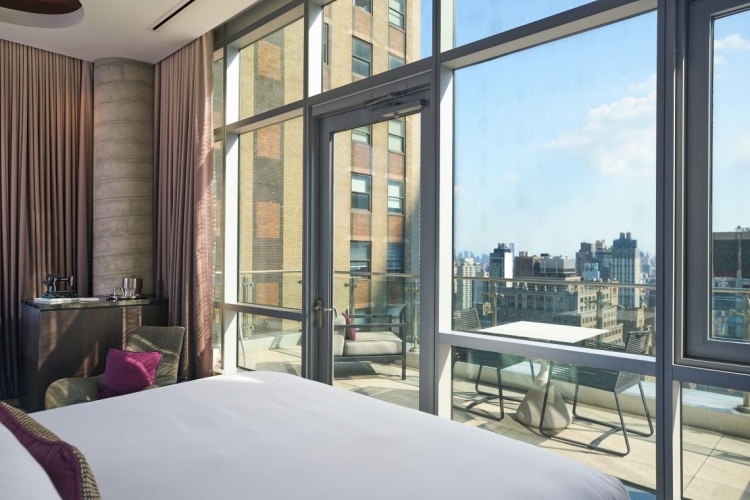 1 Bedroom Executive Corner Double Suite with balcony and with Empire State view