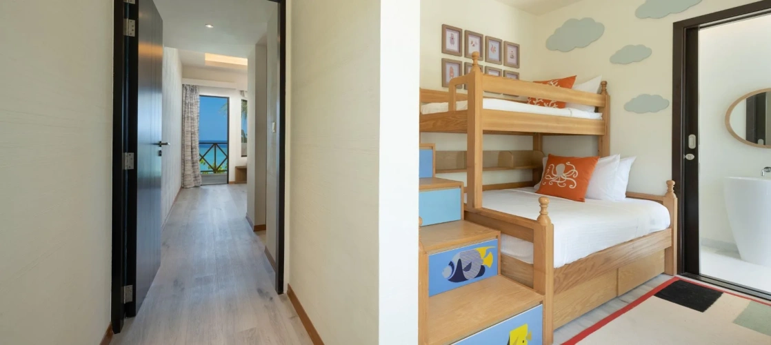 2 Bedrooms Family room with ocean view