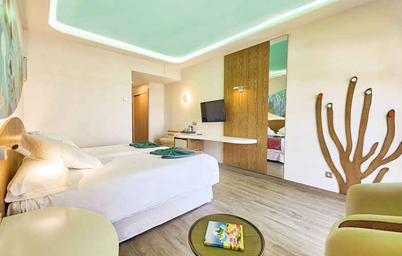 Twin room with harbour view