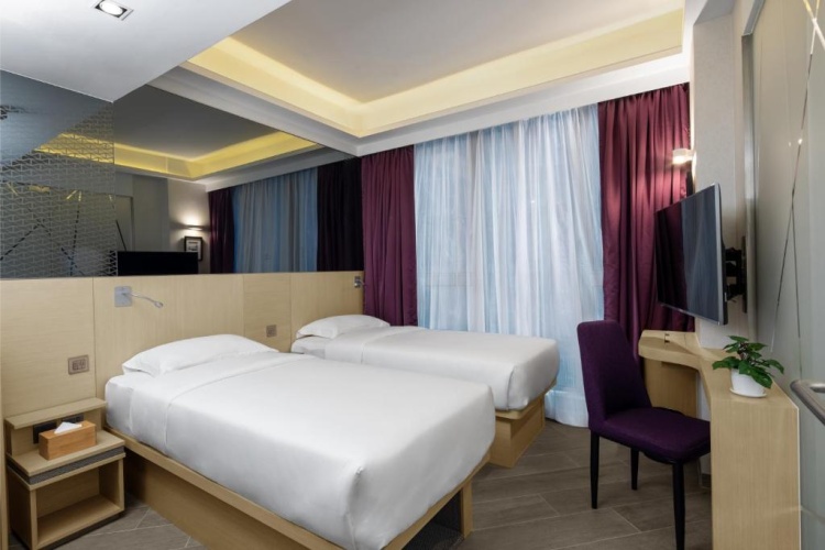 Starphire Twin room with city view