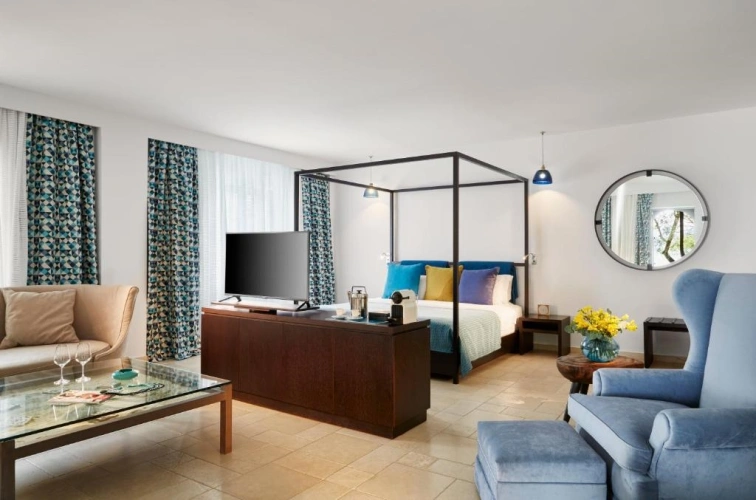 Grand Private Pool Suite seafront