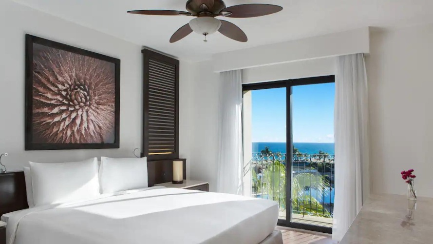 2 Bedrooms Master Suite with ocean view