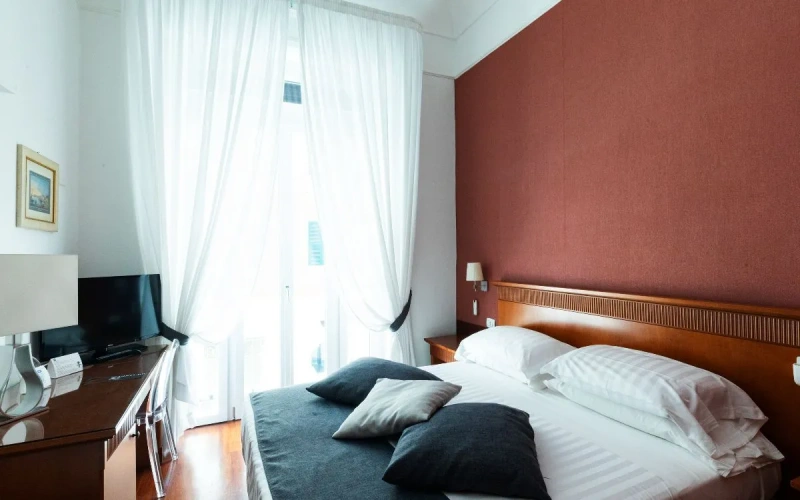 Executive Double room with side sea view