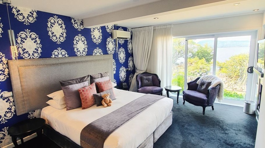 Double Suite with Lake Front