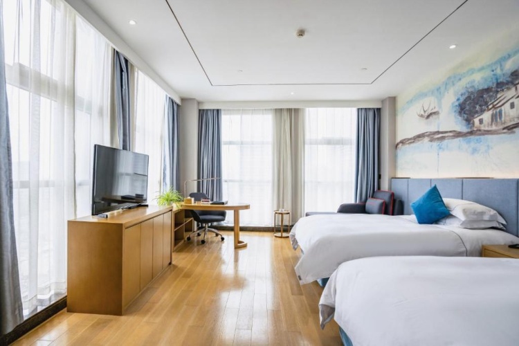 Twin room with lake view
