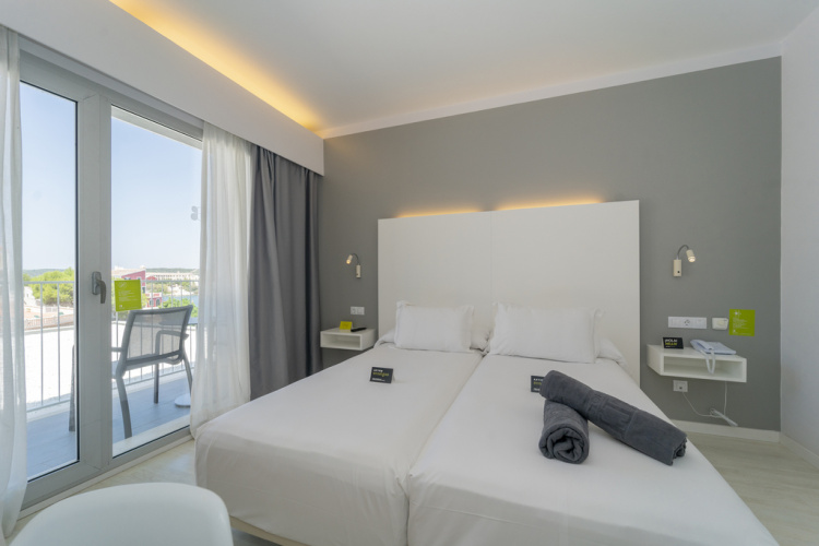 Double room with balcony and with partial sea view