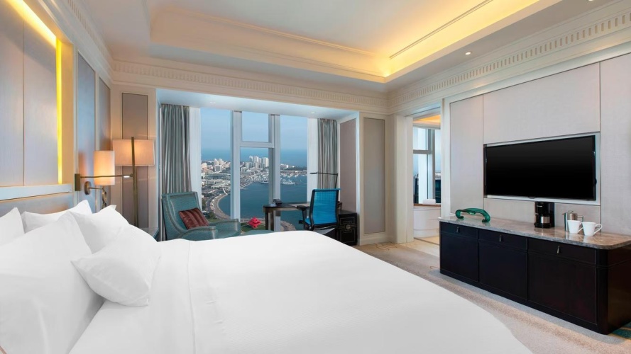 1 Bedroom Larger Double Club Lounge Access Suite with ocean view