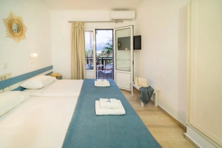 Standard Twin room with partial sea view