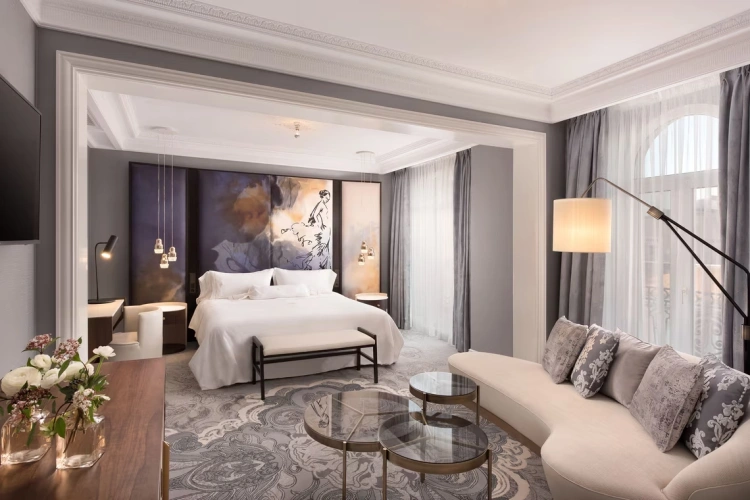 1 Bedroom Royal Double Suite with Neptuno Fountain view