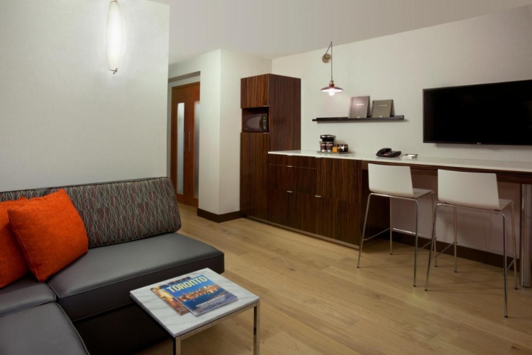 Hilton Toronto Airport Hotel & Suites photo 16