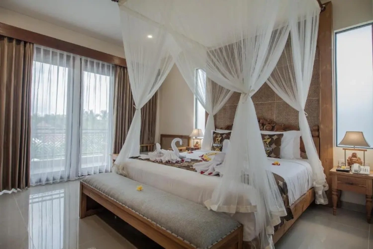 Suite with pool view