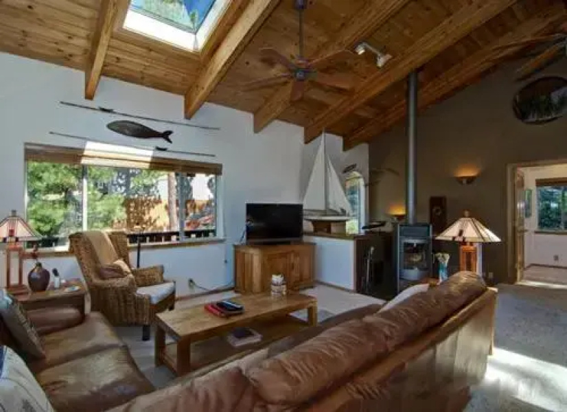 Golden Lakeview Home 3 Br home by RedAwning