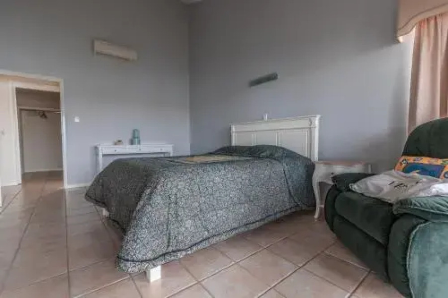 Spectacular Family Home on Canal - Endeavour Dr, Banksia Beach