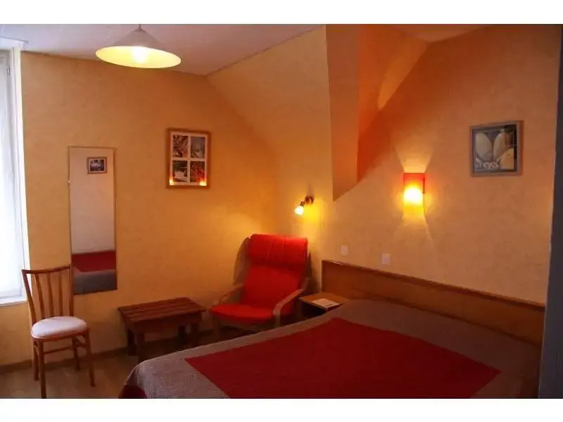 Logis les Chemins Francis - Modern Hôtel