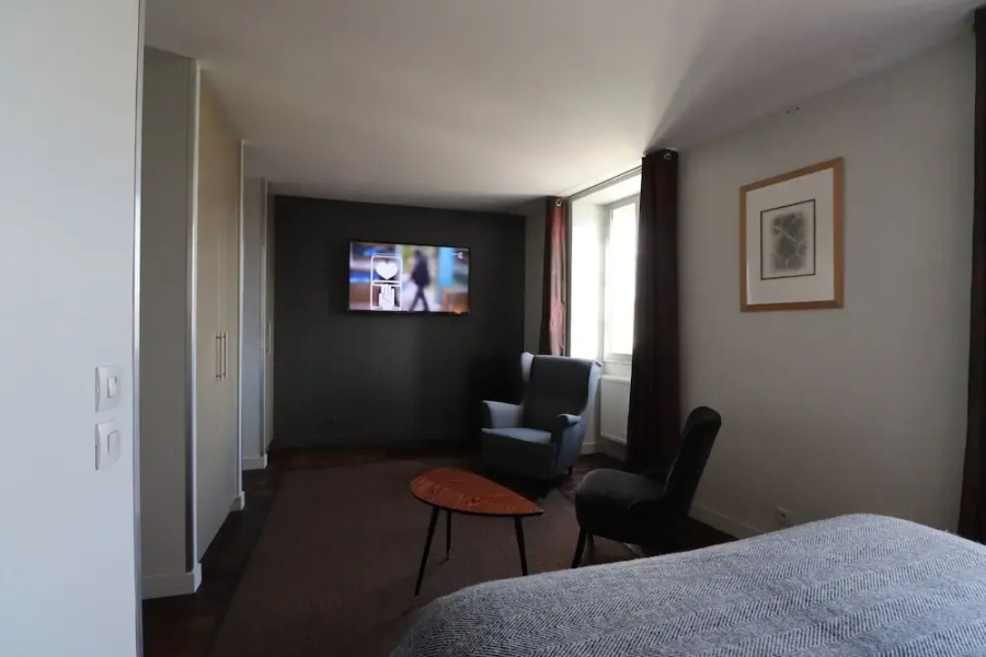 Le Doyenne Et La Maison D Elis