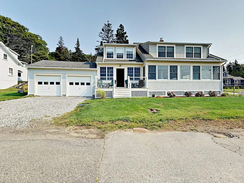 Coastal Ocean Point House by RedAwning