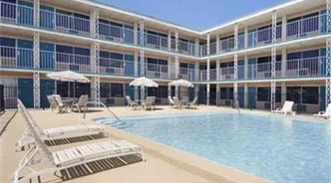 Days Inn Hotel & Suites Tarpon Springs