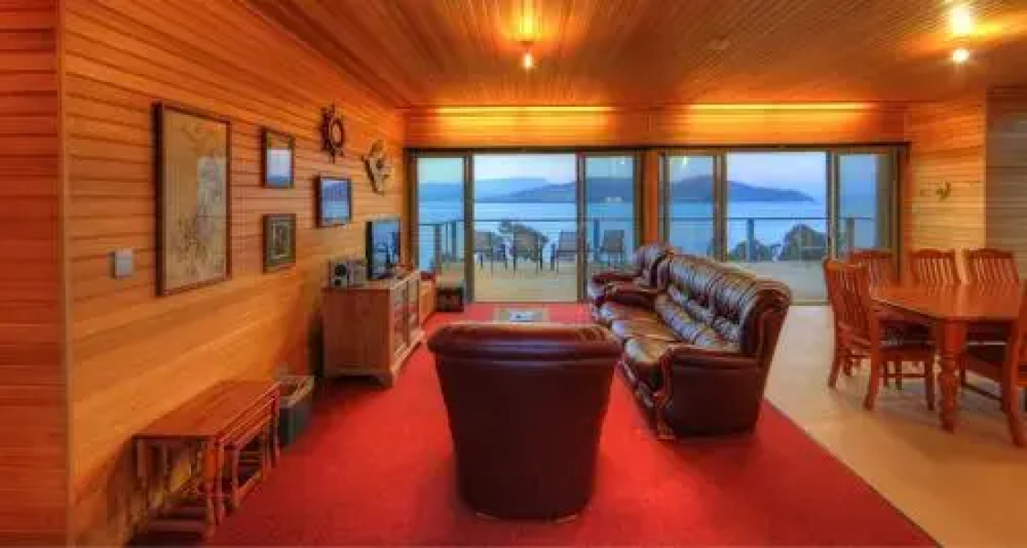 Captains Cabin Bligh Point on Bruny Island