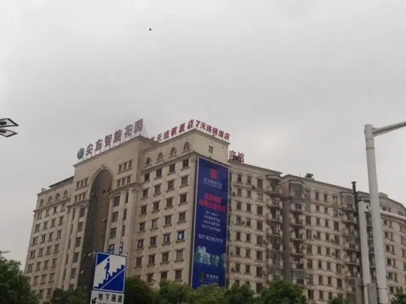 7Days Inn Wuhan Guanggu Walking Street Baoli Garden Branch