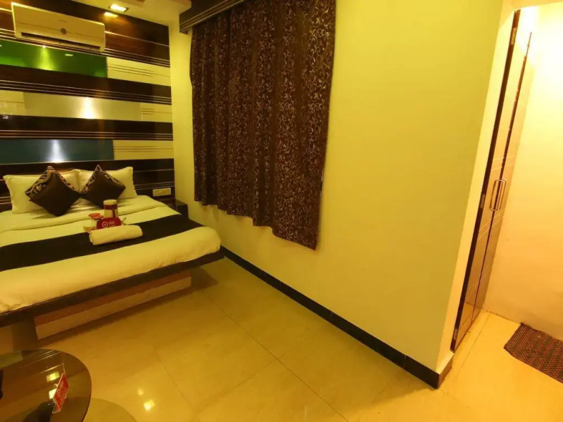 OYO 424 Hotel Apple Suites