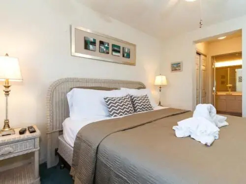 Islander 5009 by RedAwning