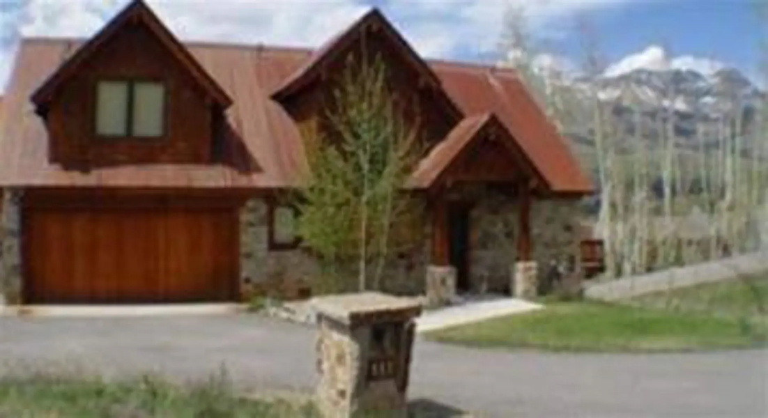 Russell Home by Avantstay Expansive Deck, Stunning Views & Hot Tub!