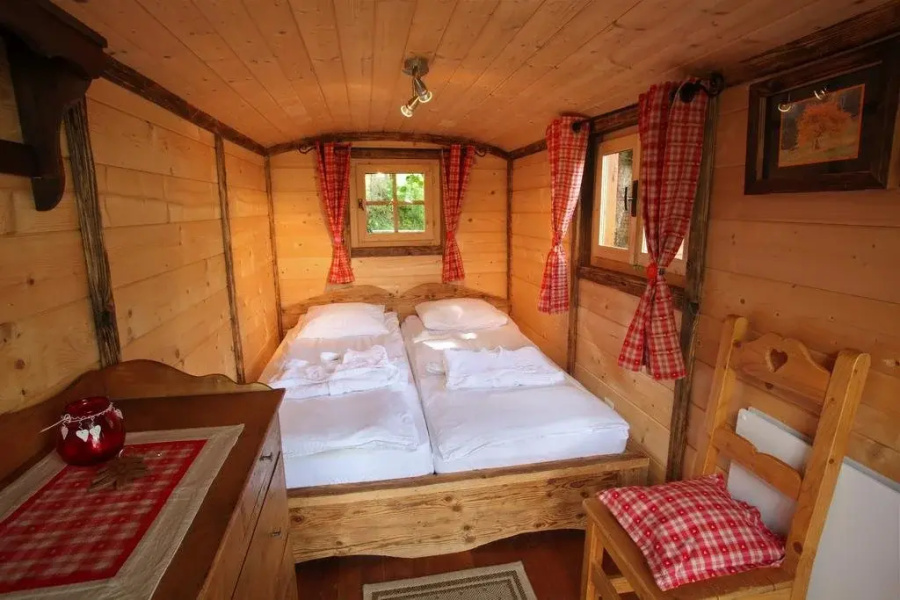 Les chambres et Roulottes des Noisetiers