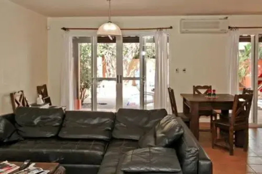 Private townhome 2 blocks from the beach and restaurants