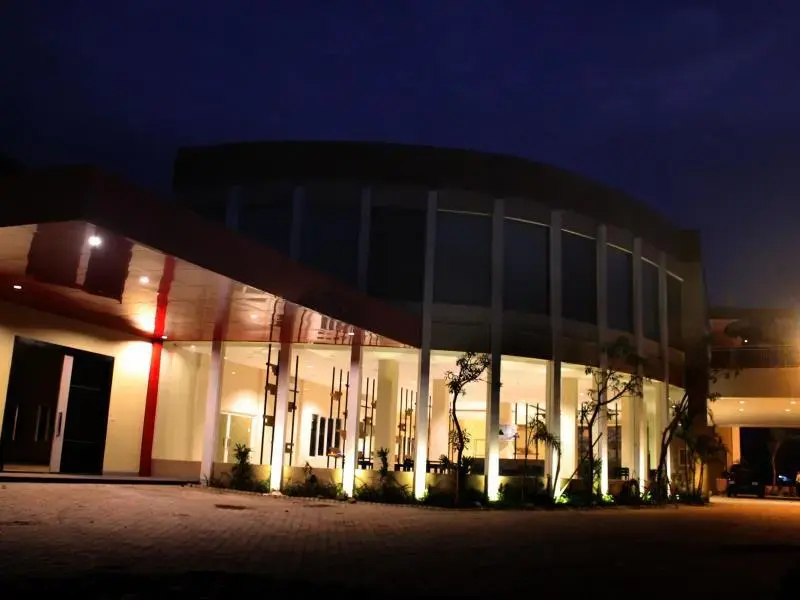 De Resort Hotel and Convention