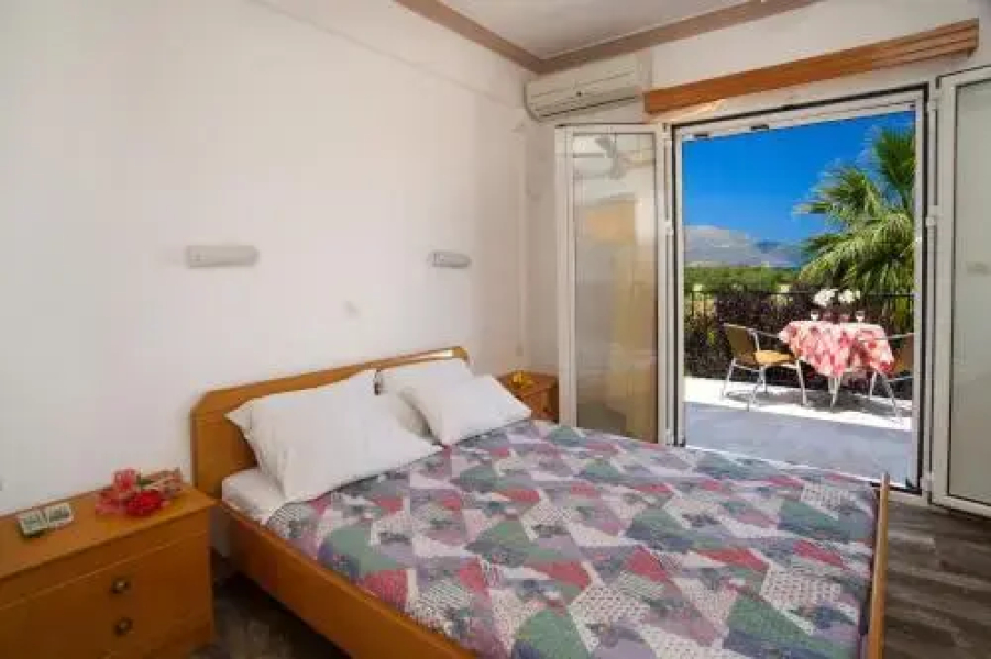 Nikos Studios and Apartments