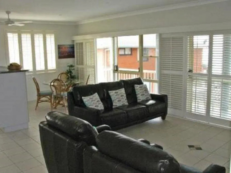 Toowoon Beach View 3br Villa 4 just steps to beach with views