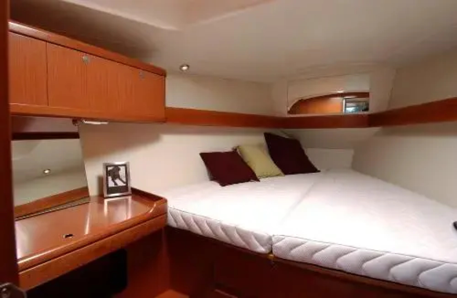 Oceanis 37 Sailing Yacht