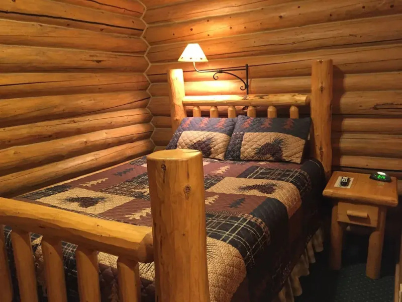 Somer's Bay Log Cabin lodging