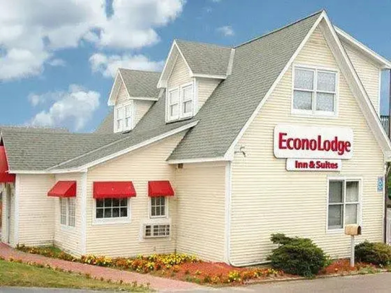 Econo Lodge Inn & Suites
