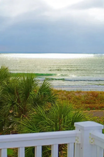 Breeze In - 4 Br home by RedAwning