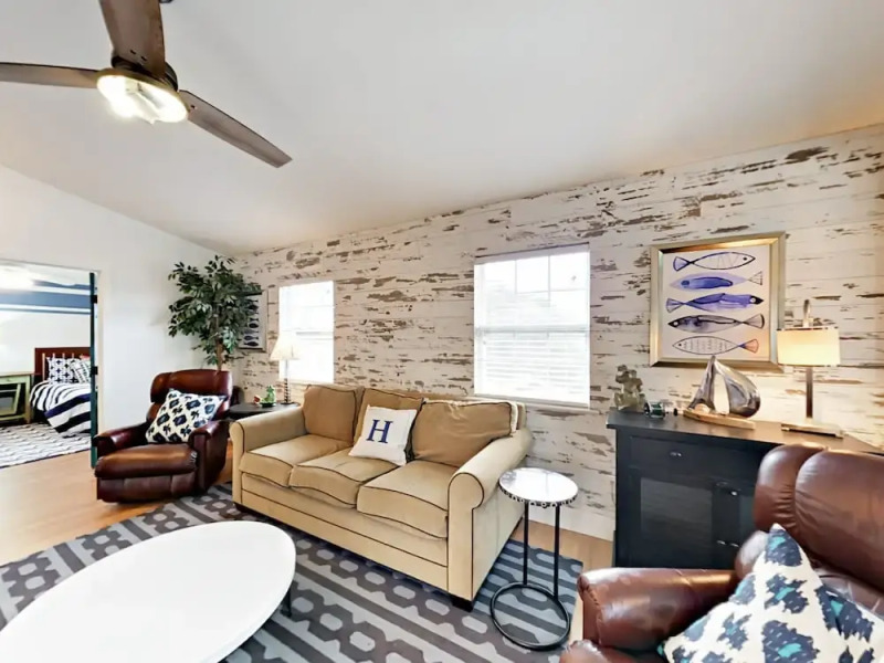 Lakefront Haven - 3 Br Home