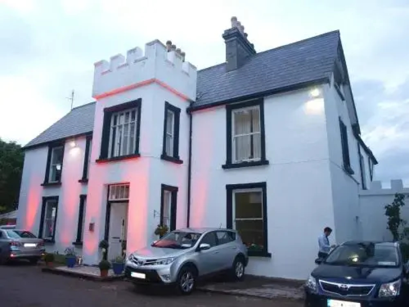 The Valley House Hostel & Bar