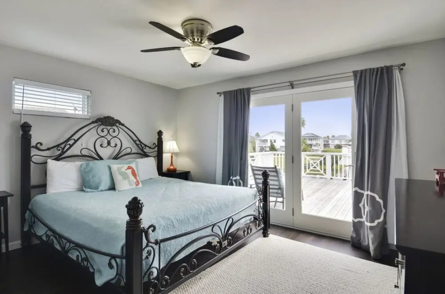 The Pelican House by RedAwning