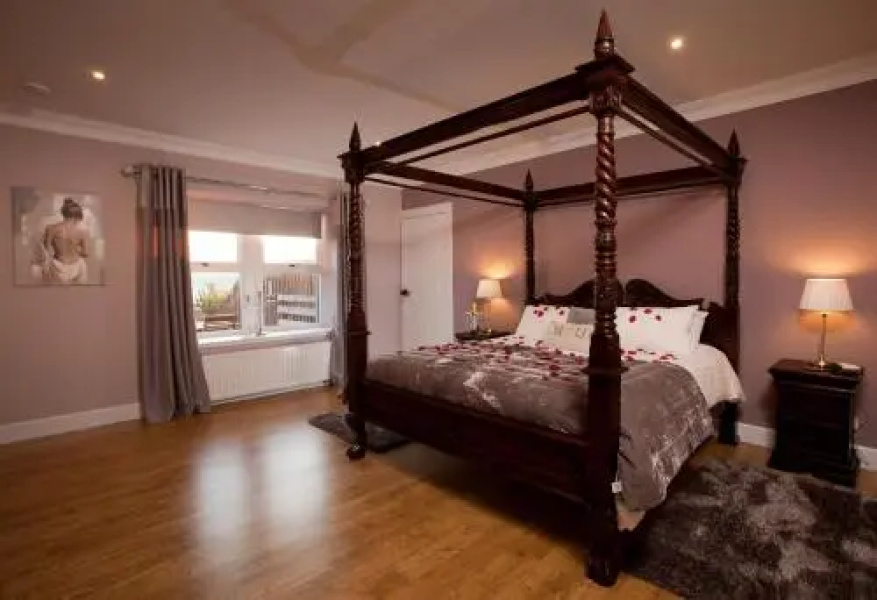 Maple Cottage with Hot Tub near Cupar, Fife