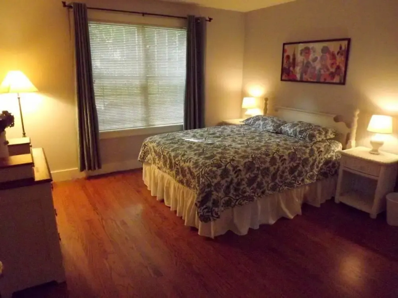 Walkable Home in Mystic Historic District